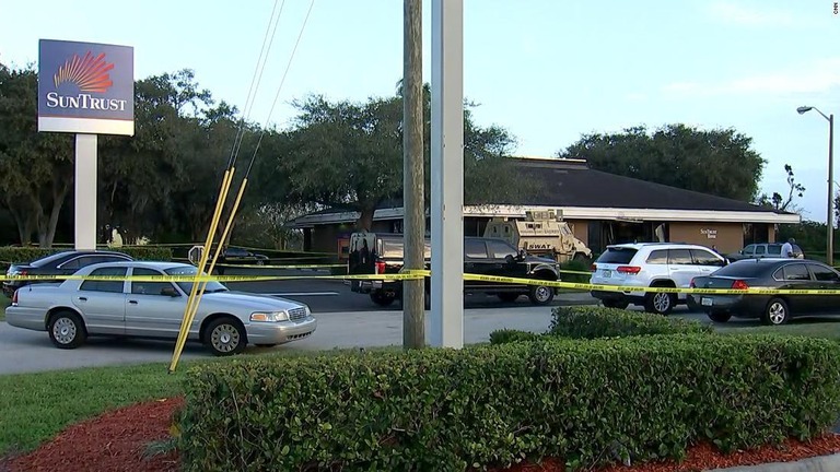 銃を持った男が銀行に立てこもり、少なくとも５人を殺害した/CNN
