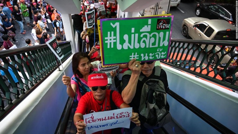 総選挙の延期に抗議する人々＝１月８日、バンコク/LILLIAN SUWANRUMPHA/AFP/AFP/Getty Images