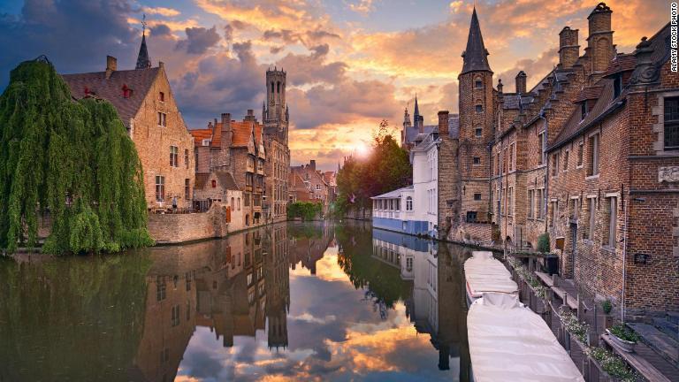 中世の雰囲気が漂う街路や曲がりくねった運河が魅力的なベルギーのブルージュ/Alamy Stock Photo