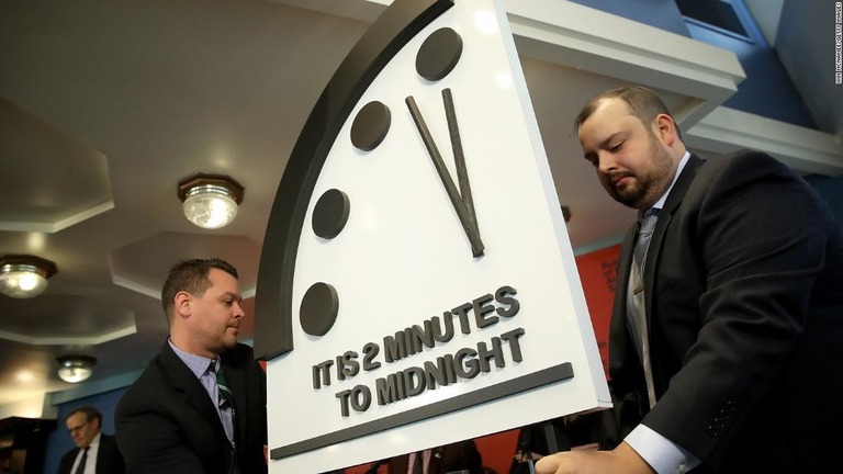 今年の「終末時計」、針の位置は昨年と変わらず午前０時の２分前だった/Win McNamee/Getty Images