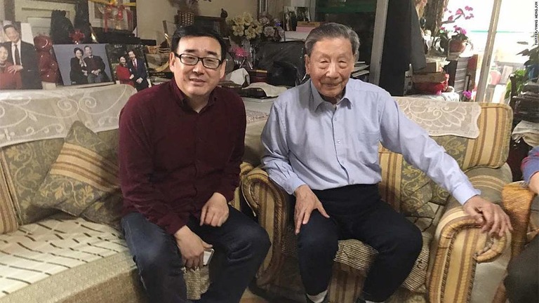 中国系オーストラリア人の作家、ヤン・ヘンジュン氏（左）が中国国内で拘束された/Twitter/Yang Hengjun
