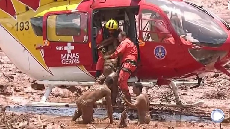 ヘリコプターの隊員が洪水に巻き込まれた人々を救う＝２５日/Record TV