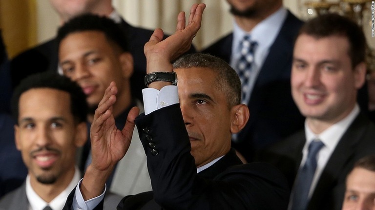 シュートを打つまねをするオバマ前大統領＝１６年/Win McNamee/Getty Images
