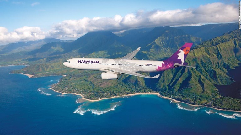 ハワイアン航空機内で客室乗務員が倒れ、緊急着陸する出来事があった。乗務員はその後死亡が確認された/Chad Slattery/Hawaiian Airlines