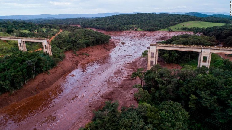 決壊にともない発生した洪水で橋が崩落した/Bruno Correia/AP