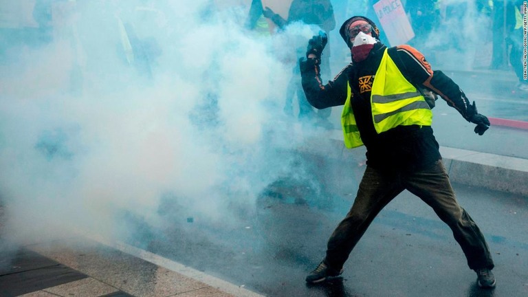 フランスの大規模デモの中心人物が、ゴム弾とみられる物体の直撃を受け、重傷を負った/SEBASTIEN SALOM-GOMIS/AFP/Getty Images