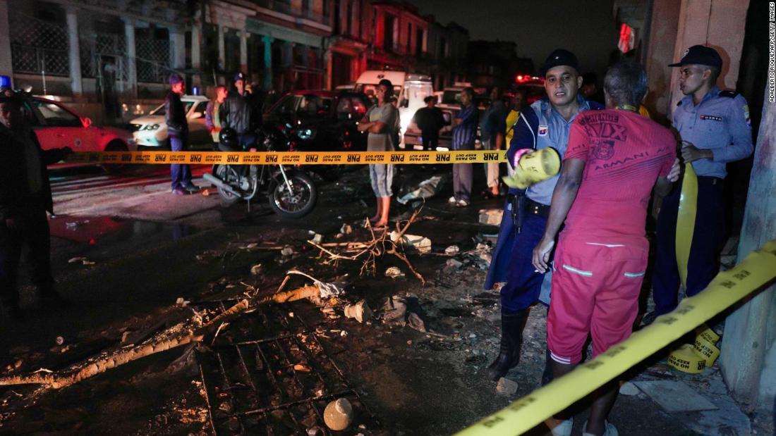 被害が出た箇所を立ち入り禁止にする警察/ADALBERTO ROQUE/AFP/Getty Images