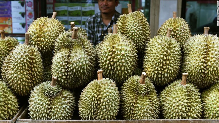 ドリアンは、濃厚な風味とクリーミーな食感で知られる/ROMEO GACAD/AFP/Getty Images