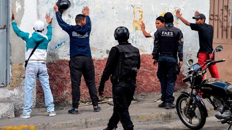 警察の特殊部隊によって連行される首都カラカスの住民/LUIS ROBAYO/AFP/Getty Images