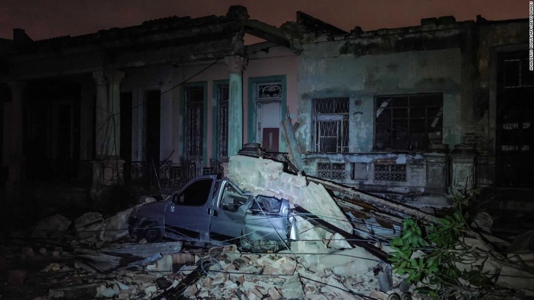 落下したがれきに押しつぶされた車両/ADALBERTO ROQUE/AFP/Getty Images