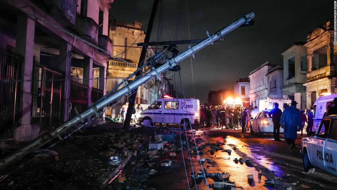 強風によって倒れた電柱/ADALBERTO ROQUE/AFP/Getty Images