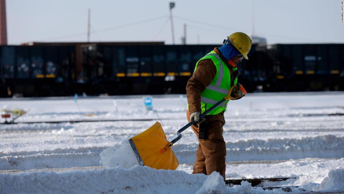 雪かきをする作業員＝イリノイ州シカゴ/Kiichiro Sato/AP