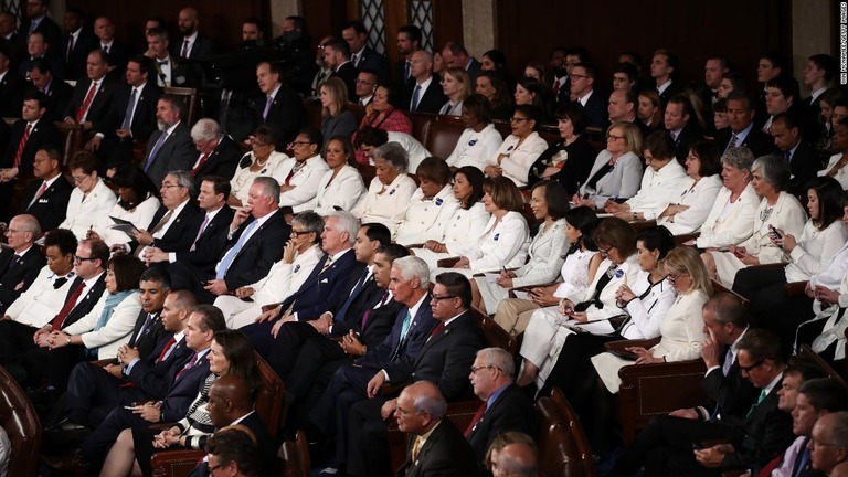 ２０１７年の上下両院合同会議でも、民主党の女性議員らがそろって白い服で出席していた/Win McNamee/Getty Images