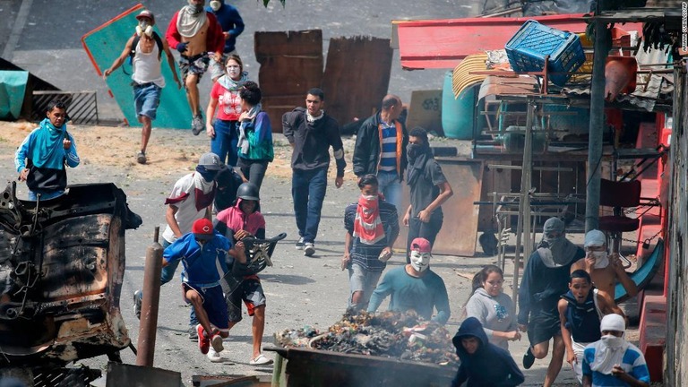 治安部隊と衝突した反政府デモの参加者＝１月２１日、ベネズエラ首都カラカス/Ariana Cubillos/AP