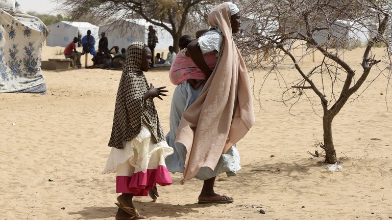 キャンプに逃れてきた避難民＝２０１５年/PHILIPPE DESMAZES/AFP/Getty Images