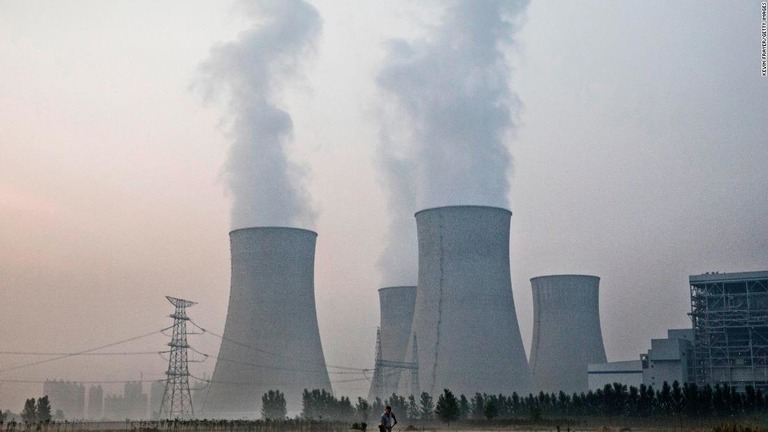 温室効果ガスの１つ、メタンの中国での排出量は、規制後も減少が見られないという/Kevin Frayer/Getty Images