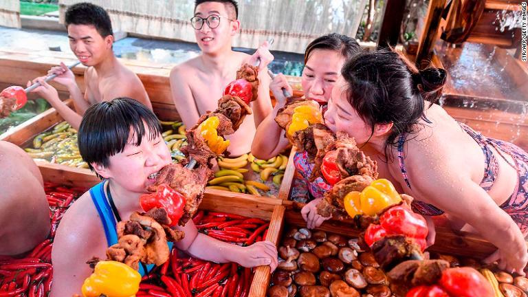 入浴しながら飲食も楽しめる/STR/AFP/Getty Images