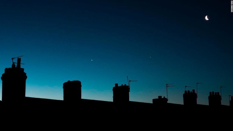 左から金星、木星、月と並んだ夜空を英北部で観測/Rebecca Weir
