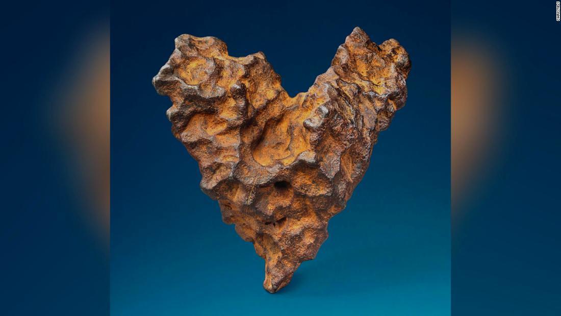 バレンタインデーに合わせハート型の隕石が競売に掛けられる