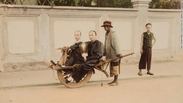 撮影者不詳「上海の道路交通」＝１８７８年ごろ/The Loewentheil Collection of China Photography