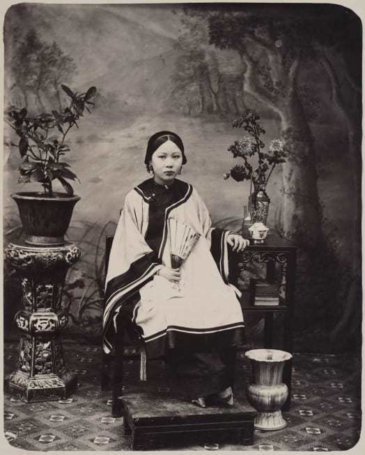撮影者不明の若い女性の写真。年代は１８６０年前後にさかのぼる/The Loewentheil Collection of China Photography