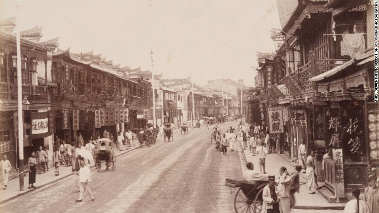 撮影者不詳「上海の通り」＝１８８０年代/The Loewentheil Collection of China Photography