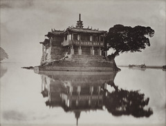 ジョン・トンプソンが捉えた岷江の仏塔＝１８７０年