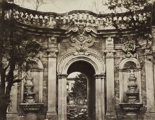 トマス・チャイルドによる円明園の写真は、建物の細部の様子をとらえている。円明園の大部分は１８６０年に英仏軍により破壊された/The Loewentheil Collection of China Photography