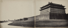 フェリーチェ・ベアト「北京の北門」（１８６０年）