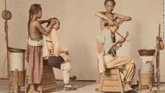 撮影者不詳「若い理容師たち」＝１８７０年