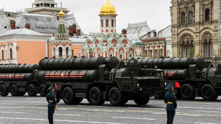 軍事パレードに登場したロシア軍のミサイル。ロシアもＩＮＦの履行停止を明らかにした