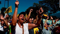 ベネズエラ首都で大規模デモ、軍の動向に注目