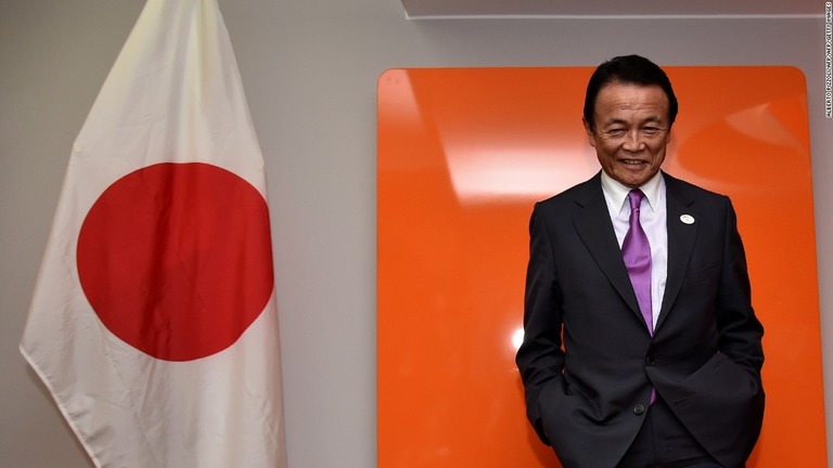 麻生太郎副総理兼財務相/ALBERTO PIZZOLI/AFP/AFP/Getty Images