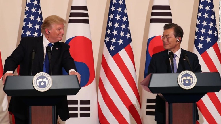 トランプ米大統領（左）と韓国の文在寅（ムンジェイン）大統領/Chung Sung-Jun/Getty Images AsiaPac/Getty Images