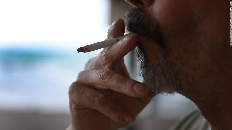 ハワイ州議会がたばこ購入年齢を１００歳に引き上げる法案の審議に入った/Joe Raedle/Getty Images North America/Getty Images
