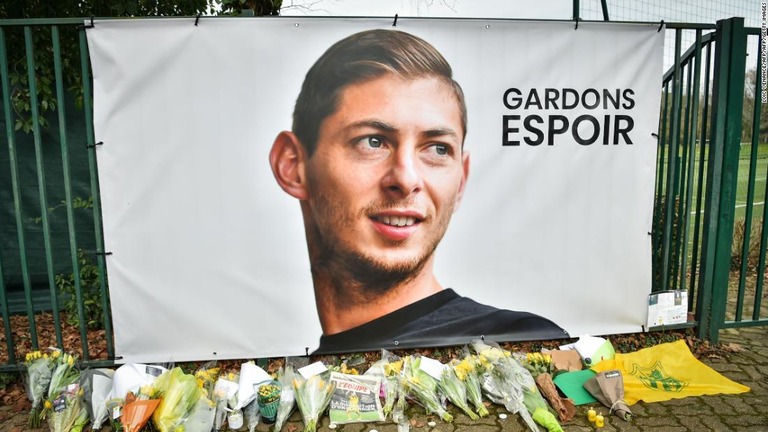 サラ選手の写真の前に花束がささげられている様子/LOIC VENANCE/AFP/AFP/Getty Images