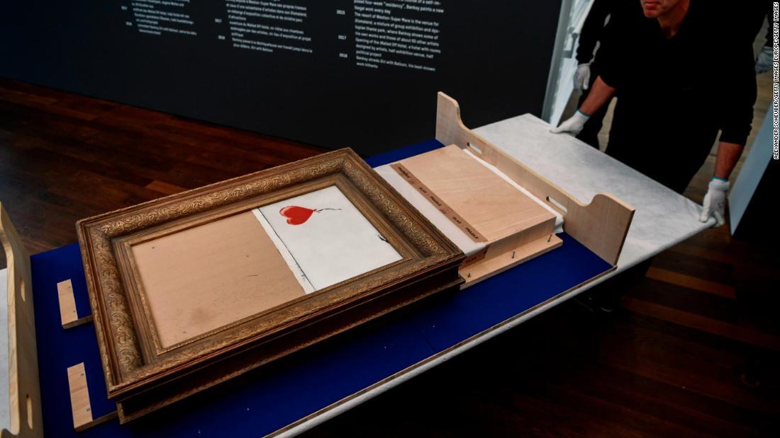 フリーダーブルダ美術館に搬送された「愛はごみ箱の中に」/Alexander Scheuber/Getty Images Europe/Getty Images