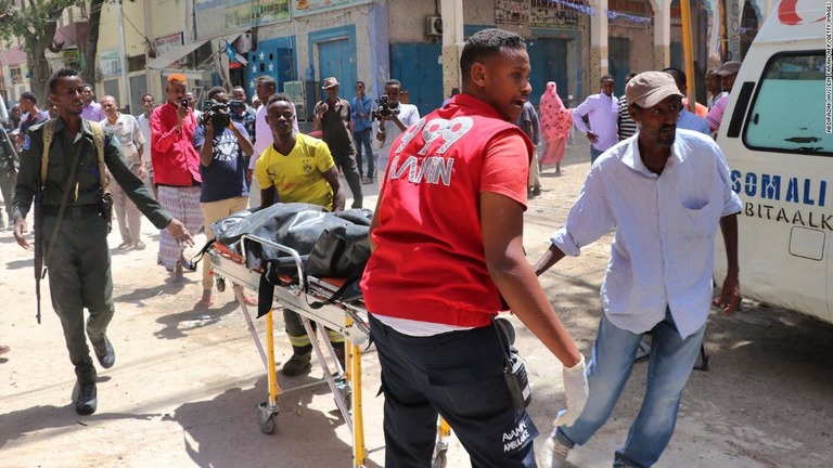 車両が爆発し、１０人が死亡した＝４日、モガディシオ/ABDIRAZAK HUSSEIN FARAH/AFP/Getty Images