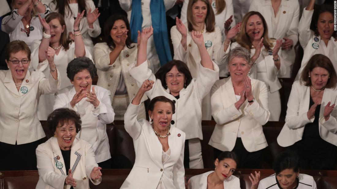 女性の活躍に言及した際には、女性議員からも拍手が/Alex Wong/Getty Images
