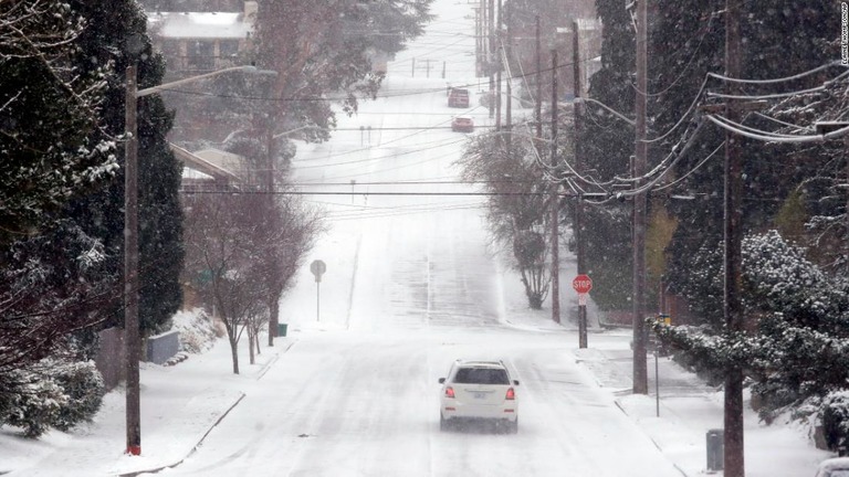大雪のシアトルで、子どもたちや警官が雪遊びに興じた/Elaine Thompson/AP