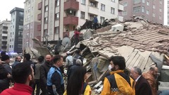 トルコで７階建ての建物が倒壊、２人死亡　救出作業続く