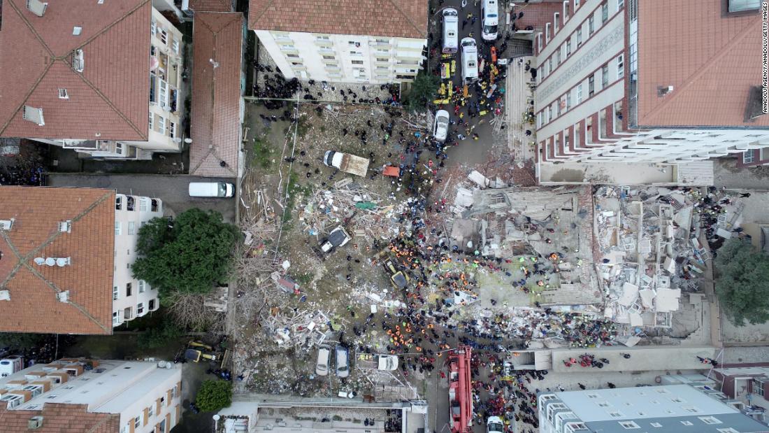 7階建ての建物が倒壊した/Anadolu Agency/Anadolu/Getty Images