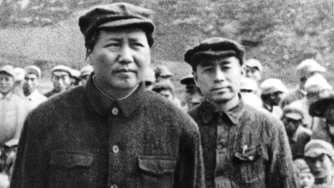 中華人民共和国建国の約４年前の毛沢東（左）と周恩来/AFP/Getty Images