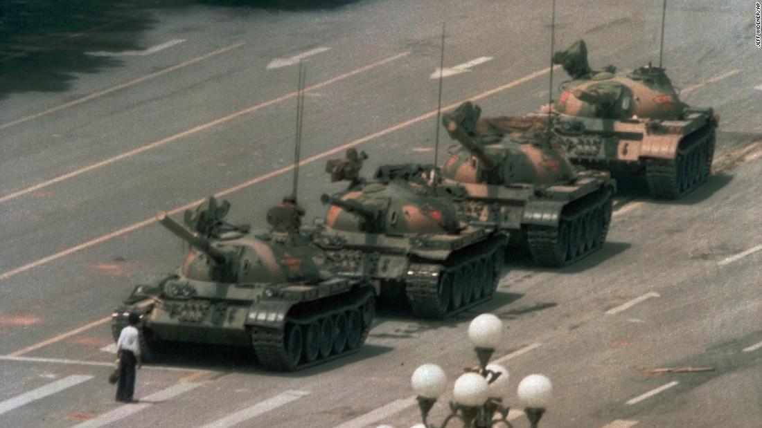 天安門広場へ向かう戦車の前に立つ男性=1989年/JEFF WIDENER/AP