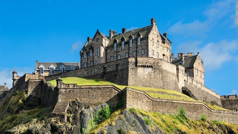 英スコットランド・エディンバラの観光名所の１つ、エディンバラ城/Getty Images/Sylvain Sonnet