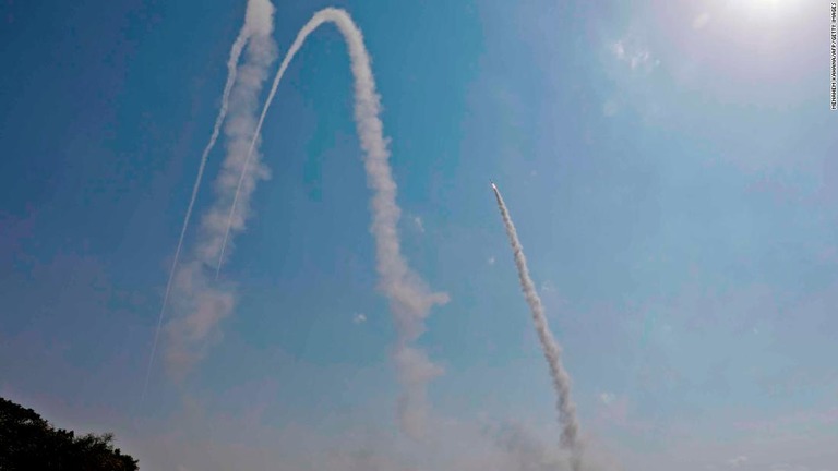 対空防衛システム「アイアンドーム」から発射されたミサイル/MENAHEM KAHANA/AFP/Getty Images