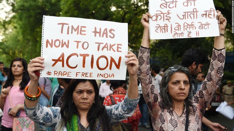 インドで頻発するレイプ犯罪への抗議のプラカードを掲げるデモ参加者＝２０１８年４月１５日/SAJJAD HUSSAIN/AFP/AFP/Getty Images