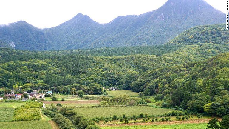 トレッキングコースでは、羅里盆地を進むルートが島の美しい風景も楽しめる/courtesy Kate Springer