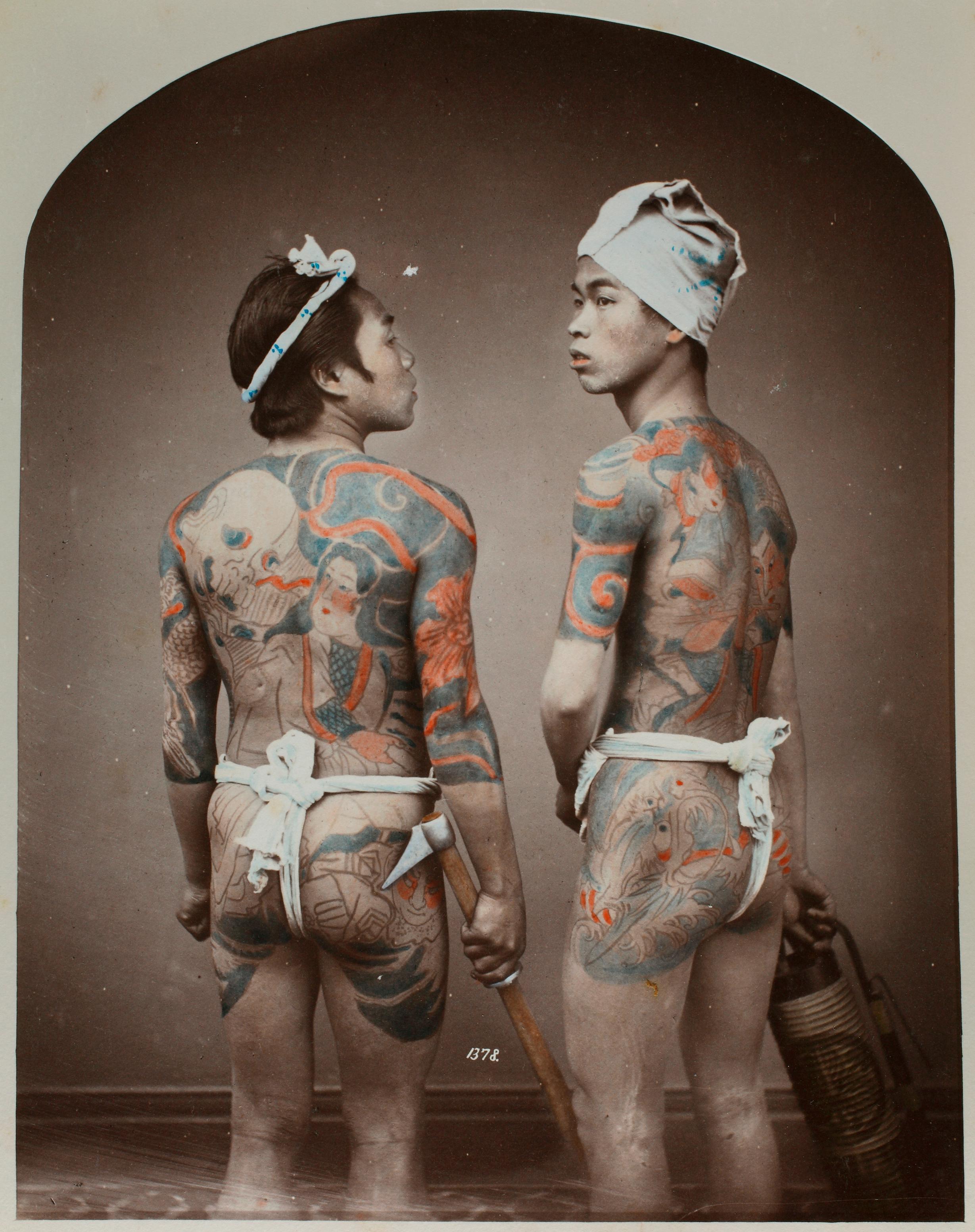 イタリアの写真家フェリーチェ・ベアトは１８８０年代、手彫りの刺青を入れた日本人男性の姿を捉えた
/Yokohama School