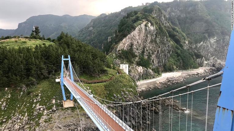 １時間ほど歩くと、鬱陵島の北東に位置する観音島へ続く橋にたどり着く/courtesy Kate Springer